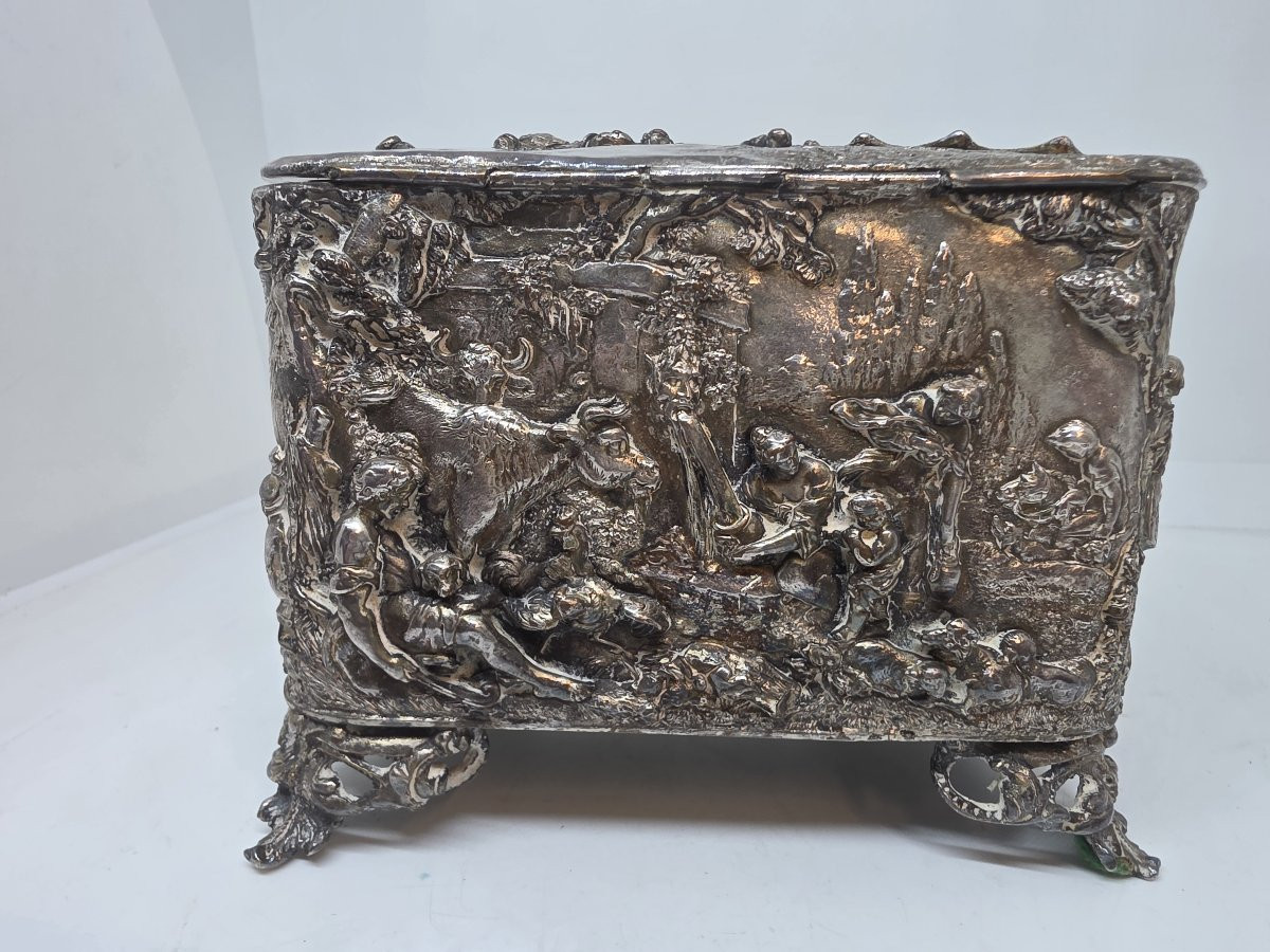 Portagioie in bronzo argentato del XIX secolo, decorato con scene di caccia e altro.-photo-3