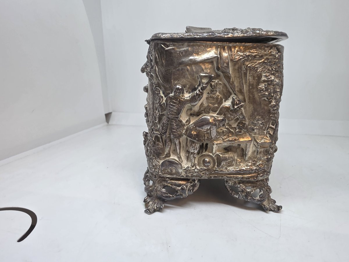 Portagioie in bronzo argentato del XIX secolo, decorato con scene di caccia e altro.-photo-4