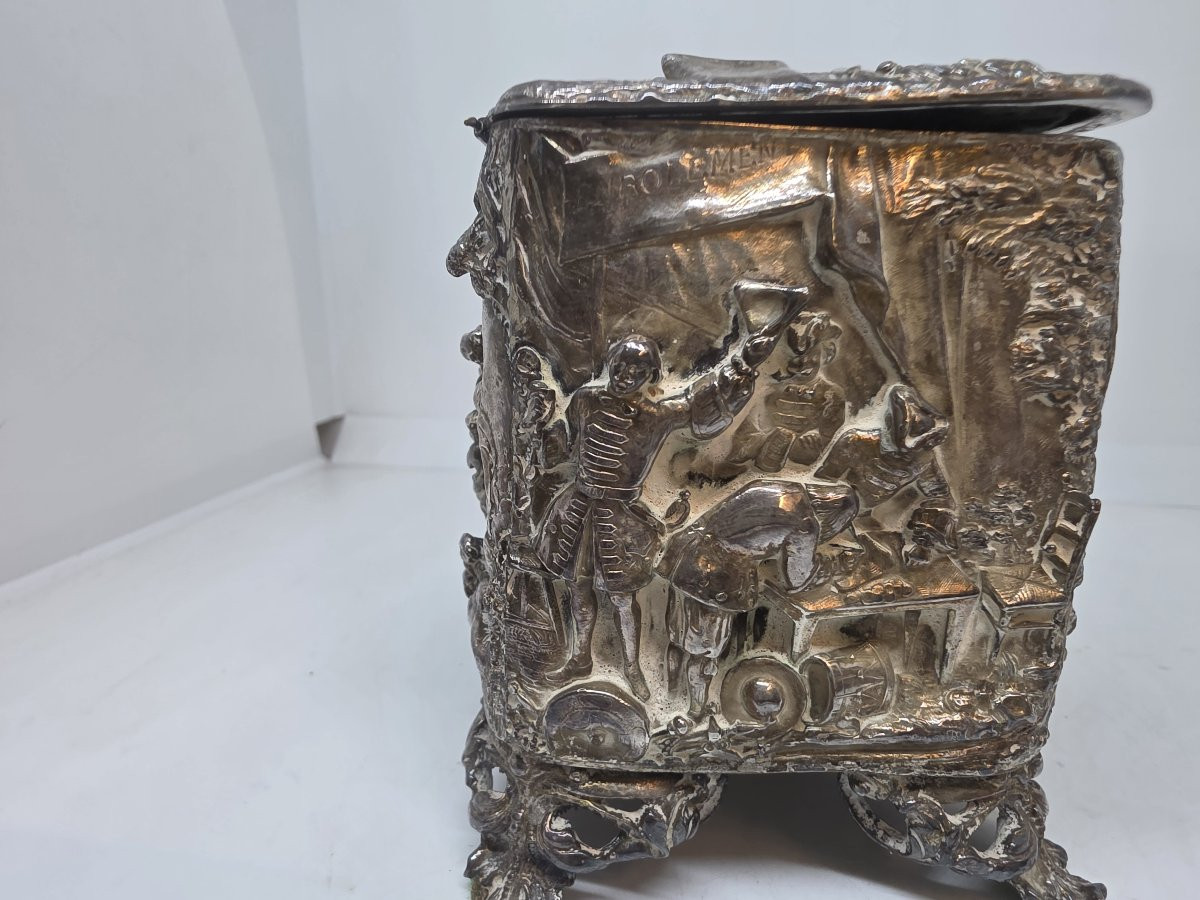 Portagioie in bronzo argentato del XIX secolo, decorato con scene di caccia e altro.-photo-5