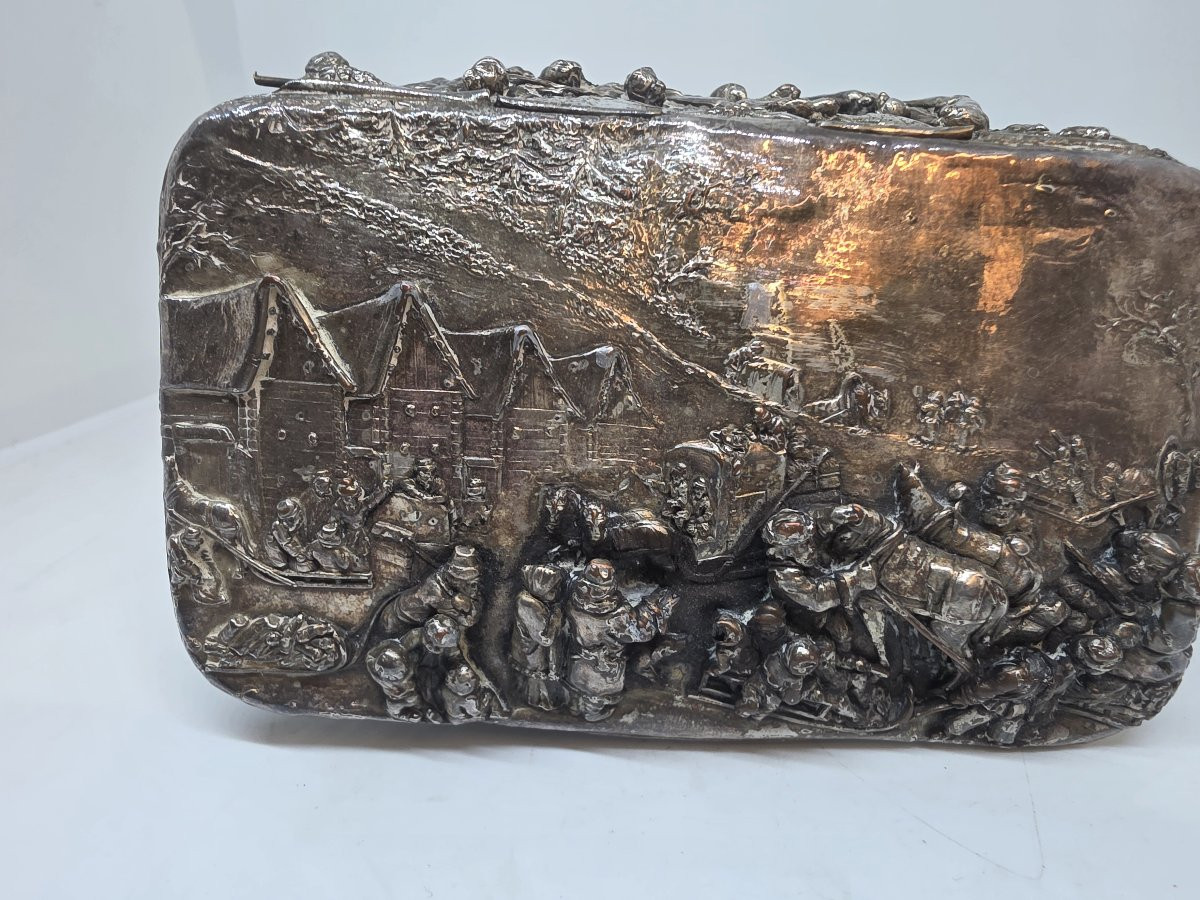 Portagioie in bronzo argentato del XIX secolo, decorato con scene di caccia e altro.-photo-7