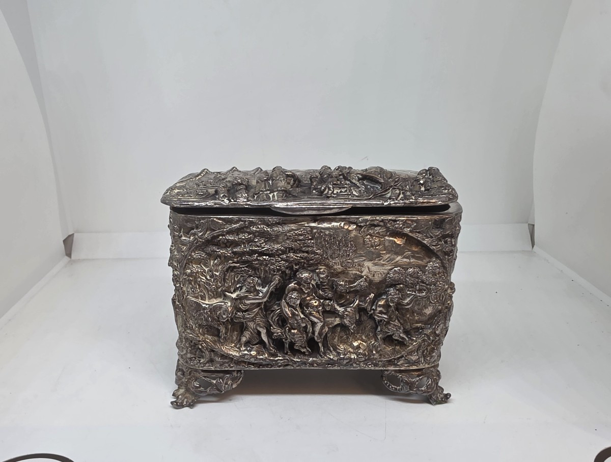 Portagioie in bronzo argentato del XIX secolo, decorato con scene di caccia e altro.