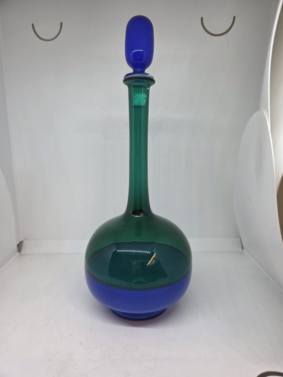  Bottiglia vetro soffiato lavorato con incalmo nei colori blu e verde. Venini, 1989 (Gio Ponti)