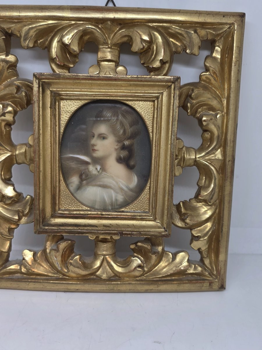 Ritratto in miniatura di profilo di una giovane donna entro cornice dorata (XIX secolo)-photo-1