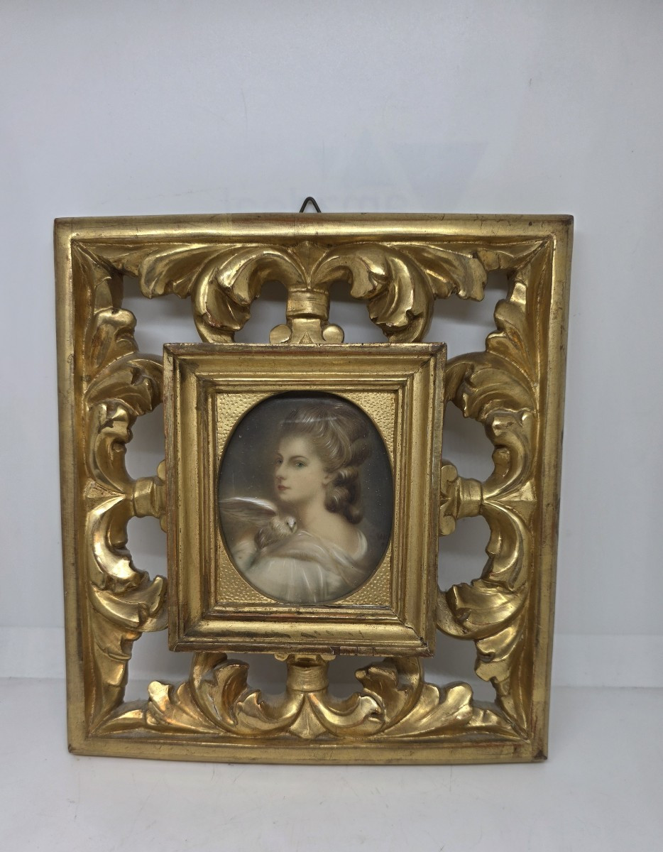 Ritratto in miniatura di profilo di una giovane donna entro cornice dorata (XIX secolo)
