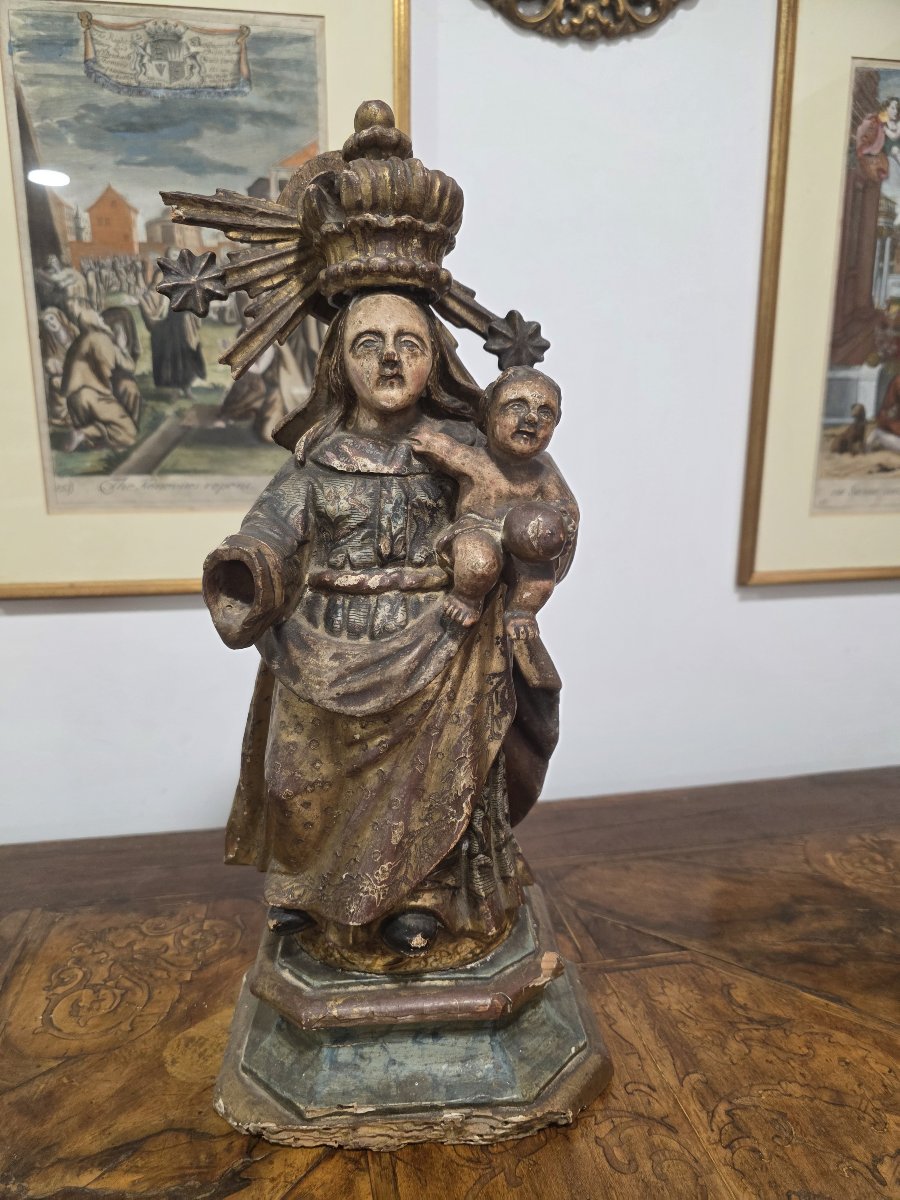 Scultura in legno dorato e dipinto raffigurante "Madonna col Bambino" Spagna fine seicento