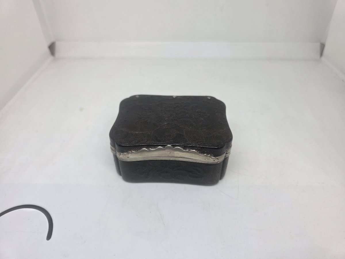 Scatola portatabacco da fiuto (tabacchiera)  fine settecento in tartaruga e argento