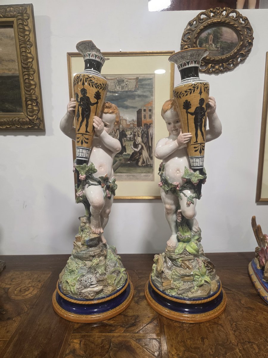 Coppia di putti in maiolica con vasi Ginori fine ottocento