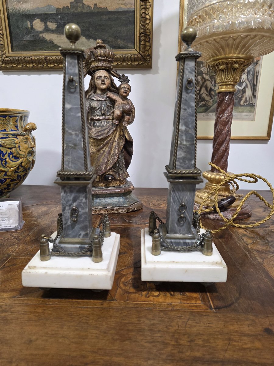 Coppia di obelischi in marmo bardiglio e bronzo. Italia primi ottocento (Gran Tour)