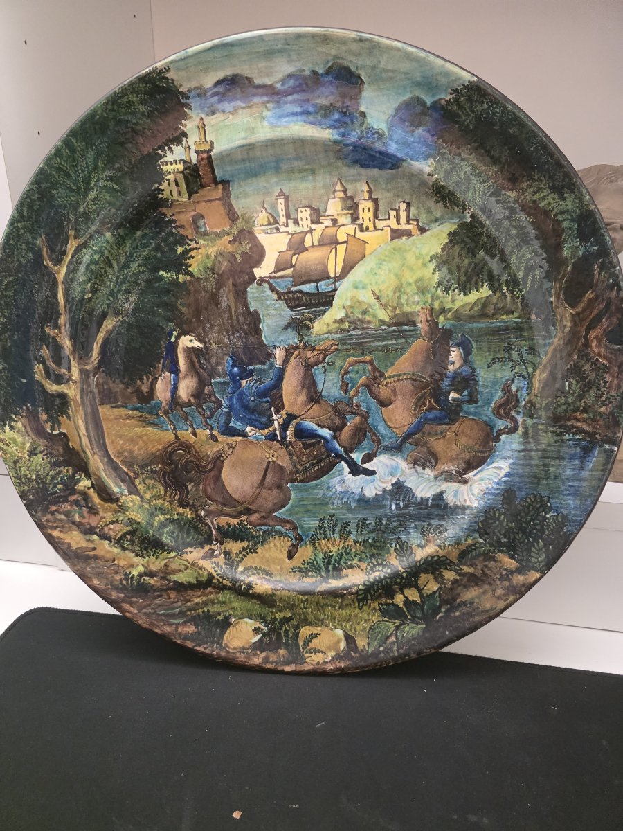 Piatto grande in maiolica istoriata firmato Mengaroni