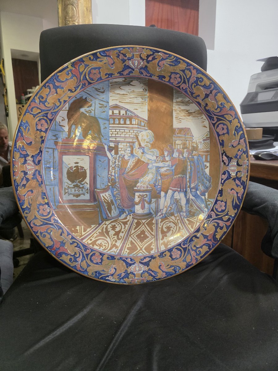 Grande piatto a lustro da parata istoriato Alfredo Santarelli (Gualdo Tadino)