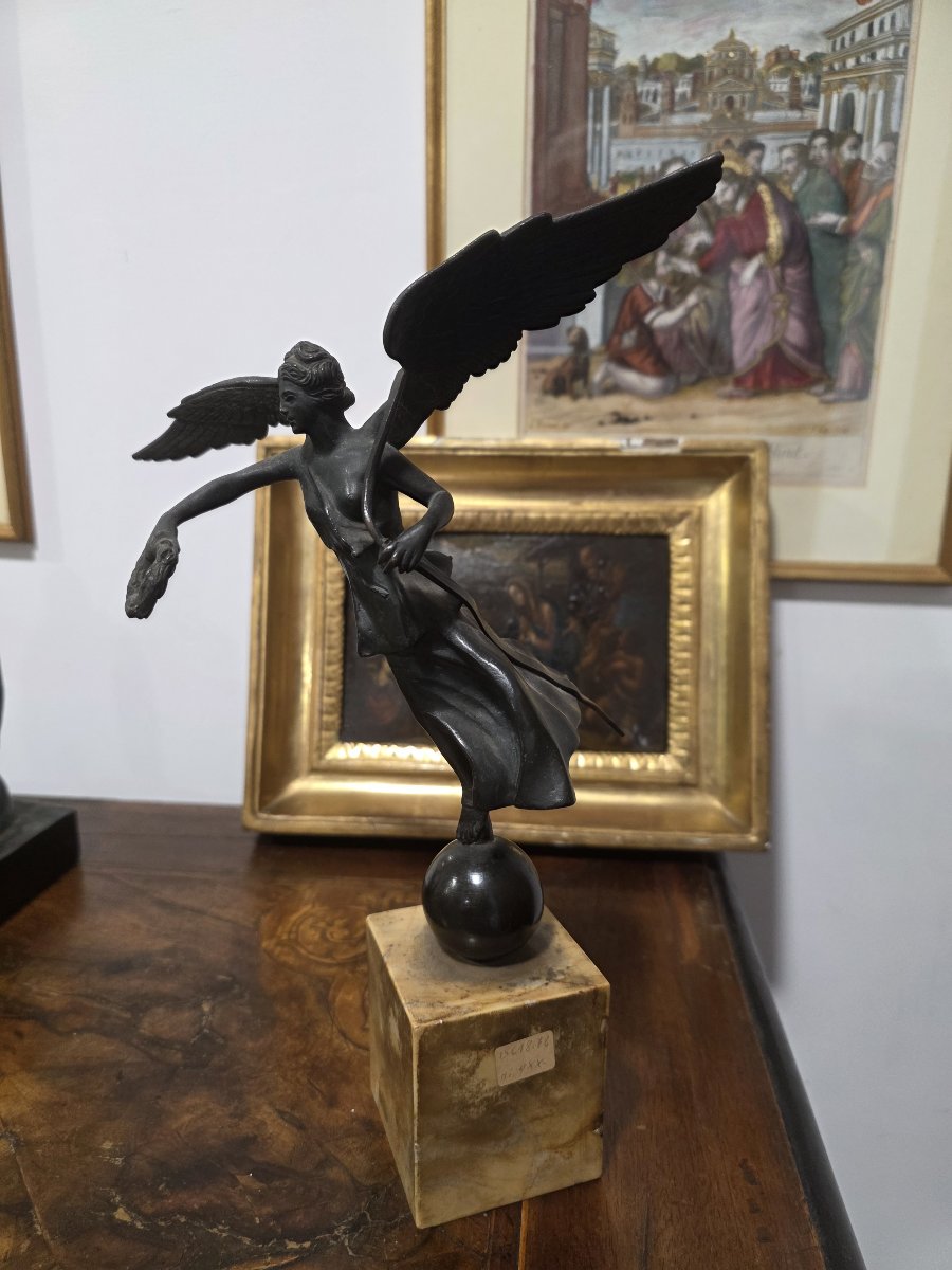 Scultura in bronzo "Vittoria Alata su globo", fine XIX Secolo - Marmo Giallo-photo-2