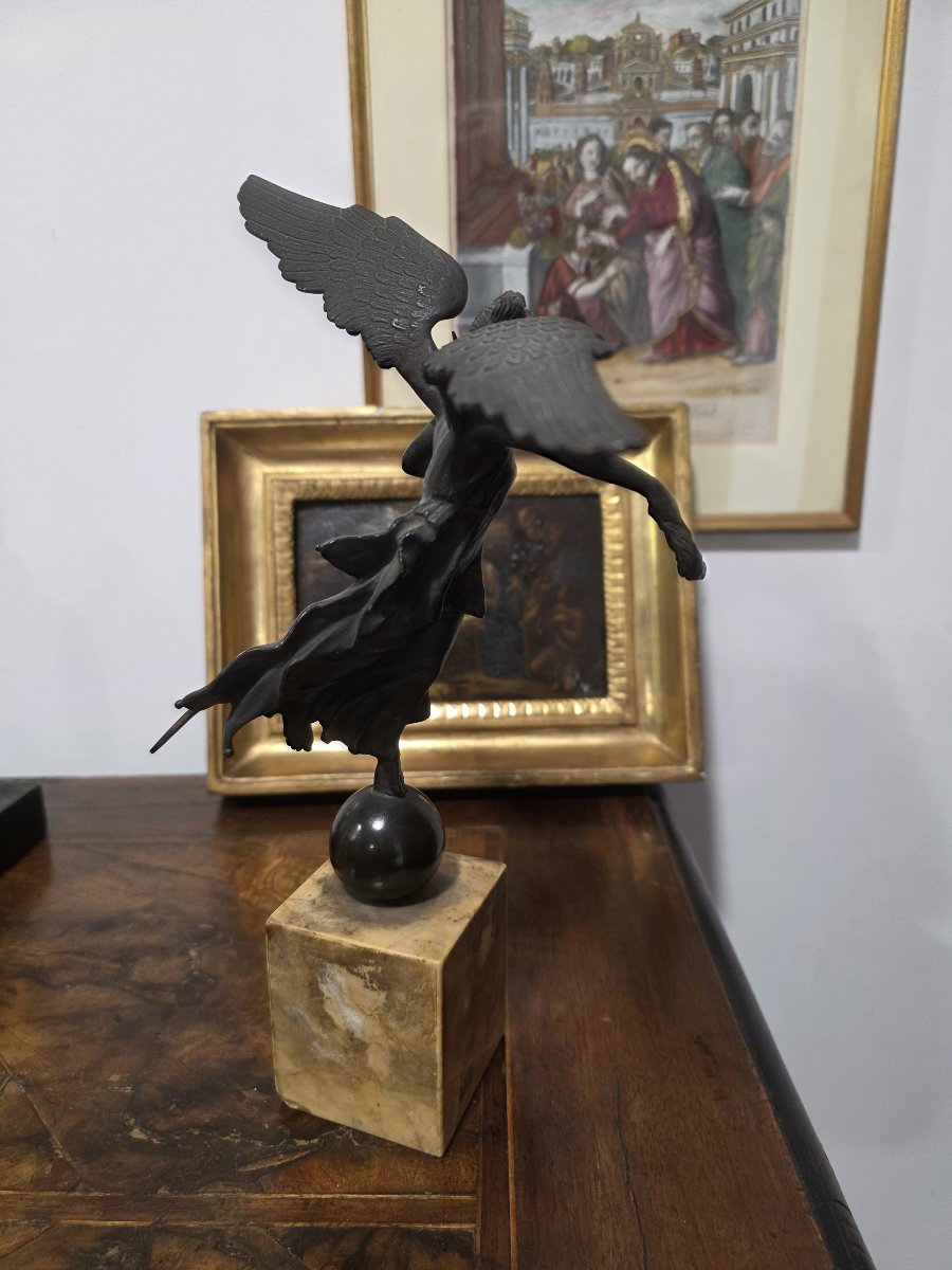 Scultura in bronzo "Vittoria Alata su globo", fine XIX Secolo - Marmo Giallo-photo-3