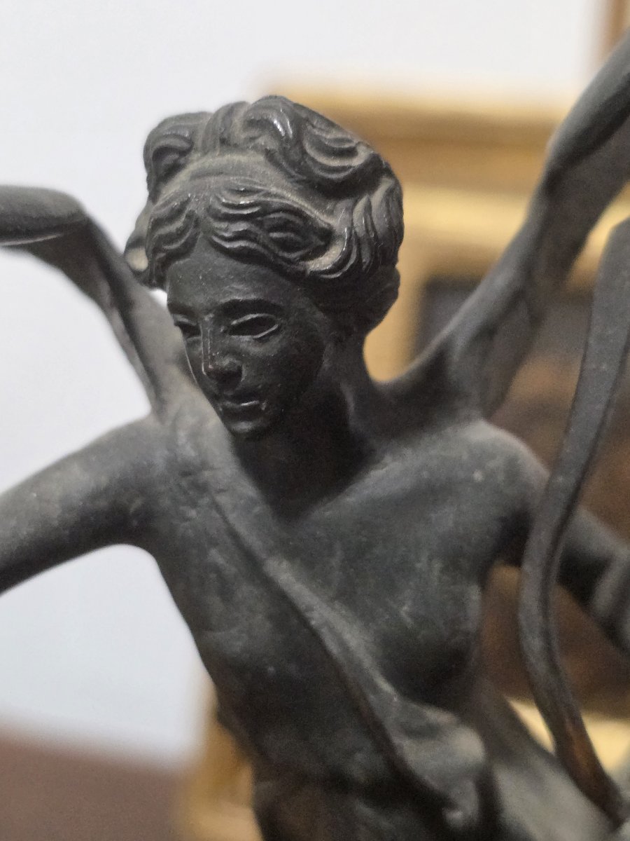 Scultura in bronzo "Vittoria Alata su globo", fine XIX Secolo - Marmo Giallo-photo-1