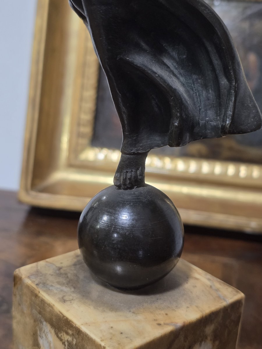 Scultura in bronzo "Vittoria Alata su globo", fine XIX Secolo - Marmo Giallo-photo-2