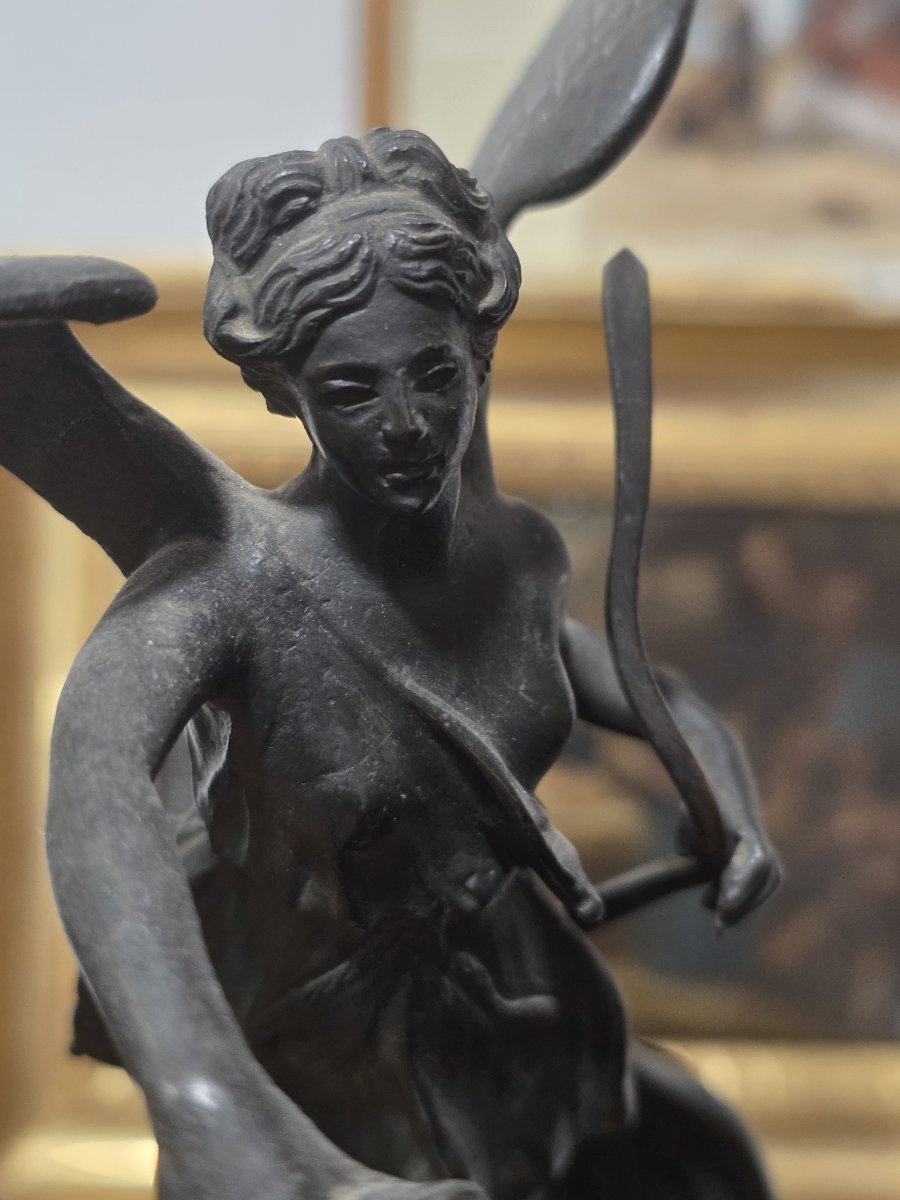 Scultura in bronzo "Vittoria Alata su globo", fine XIX Secolo - Marmo Giallo-photo-3
