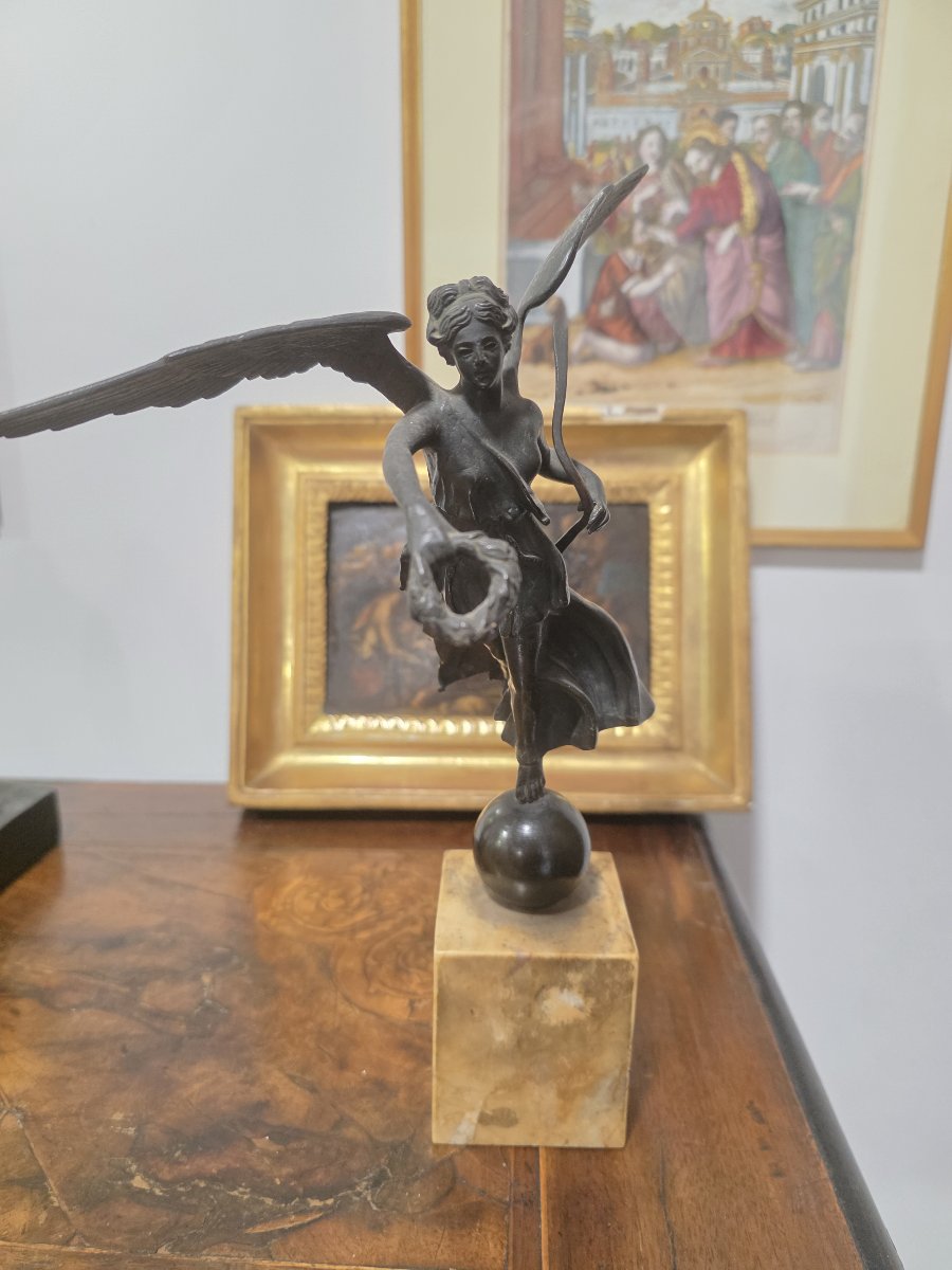 Scultura in bronzo "Vittoria Alata su globo", fine XIX Secolo - Marmo Giallo