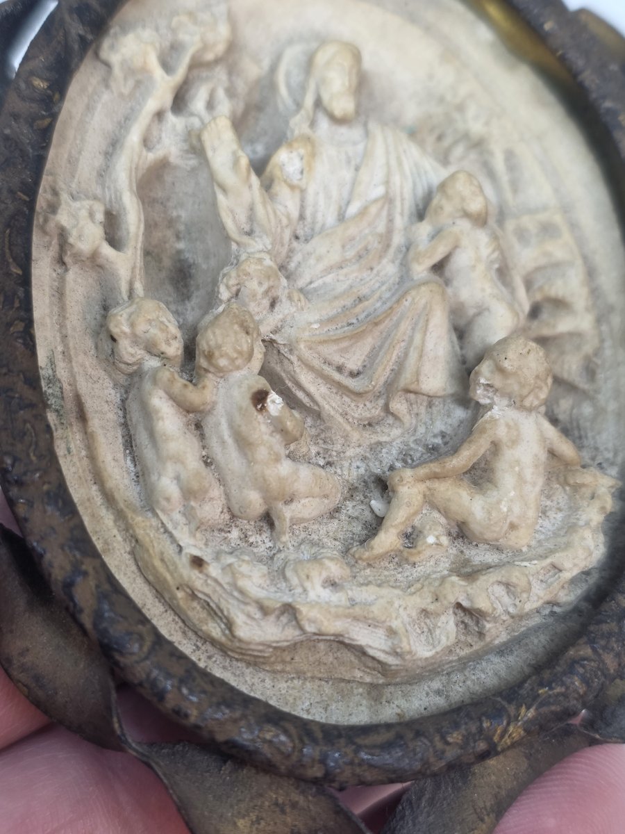 Medaglione di forma ovale raffigurante la scena biblica "Lasciate che i bambini vengano a me"-photo-3