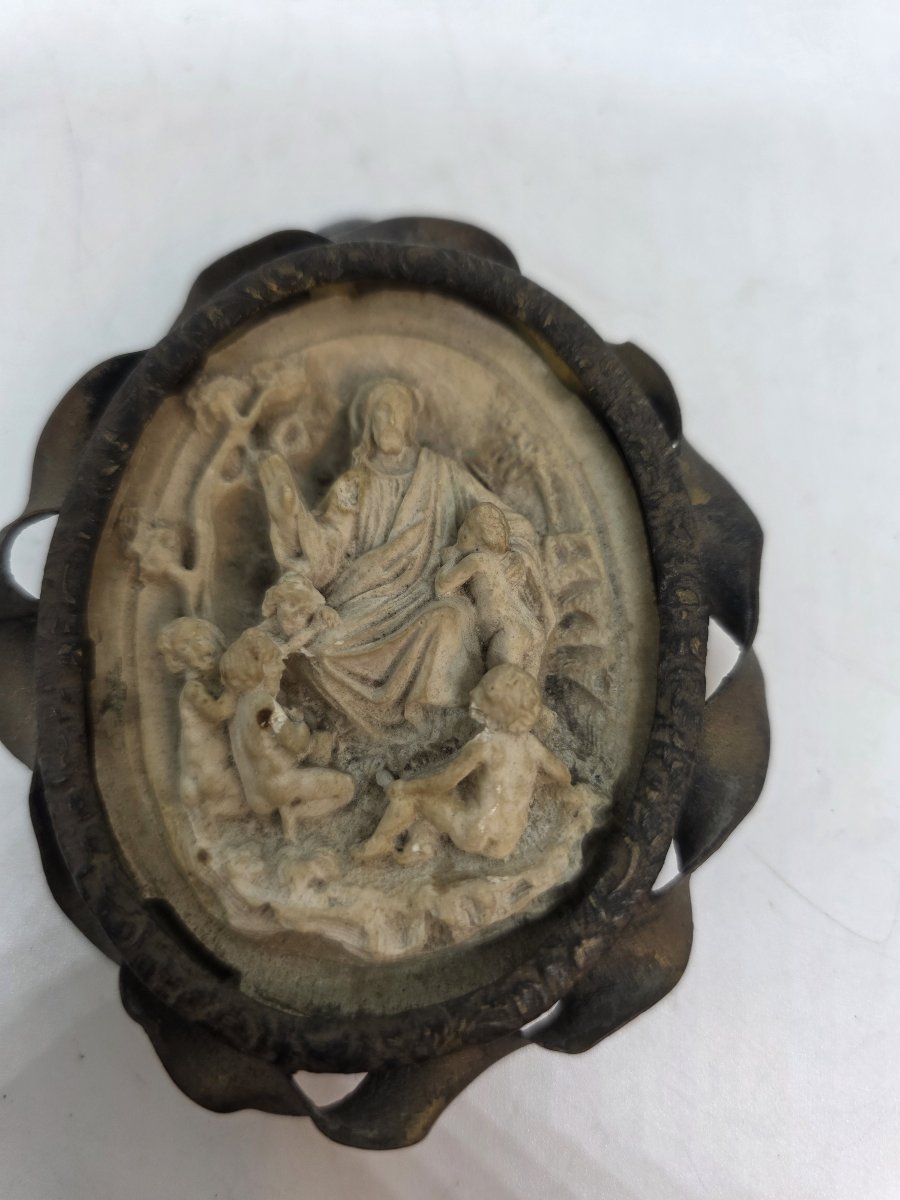 Medaglione di forma ovale raffigurante la scena biblica "Lasciate che i bambini vengano a me"