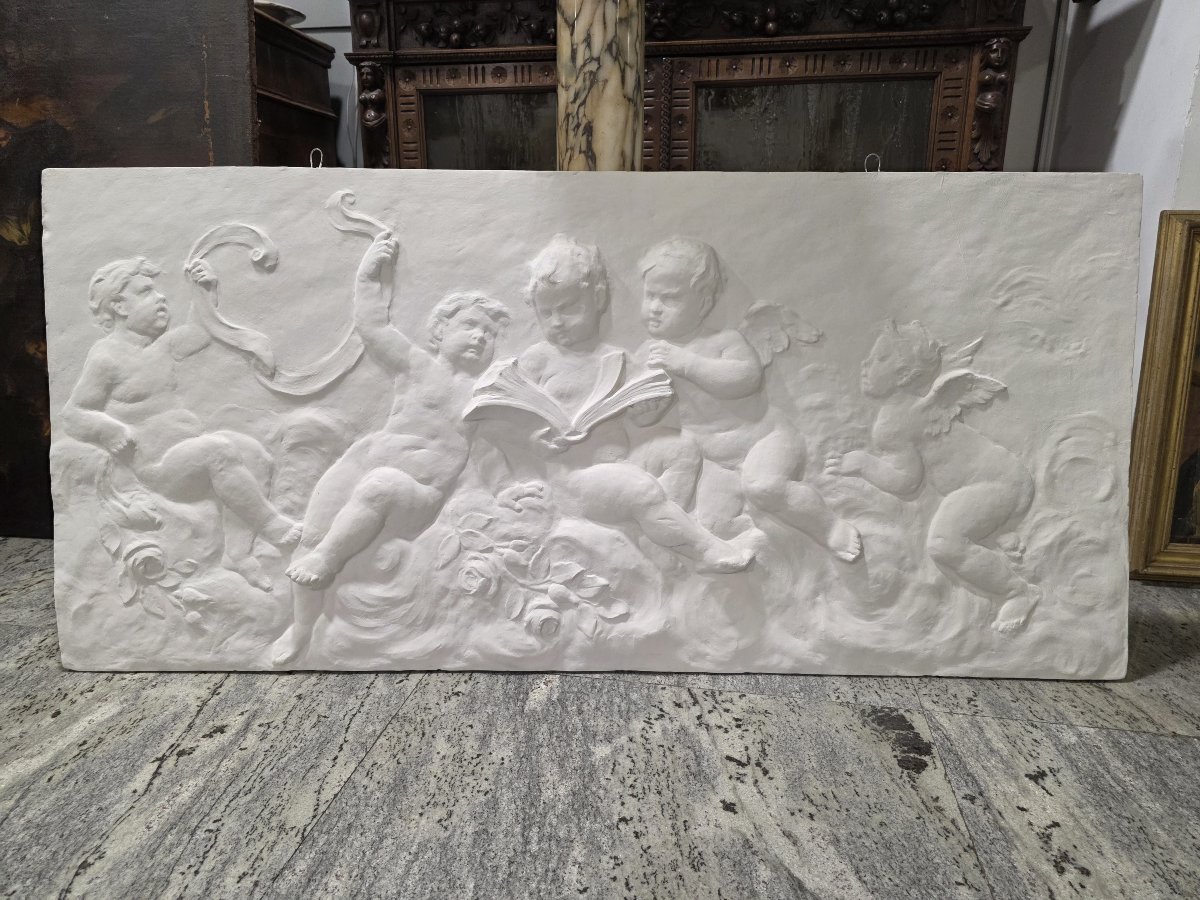 Coppia di grandi bassorilievi in gesso raffiguranti Allegoria di Putti – Fine XIX / Inizio XX