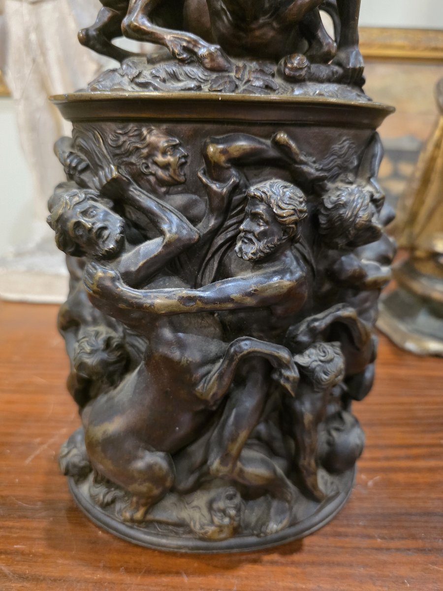 Interessante boccale in bronzo brunito a rilievo con Centauromachia – XIX secolo-photo-3