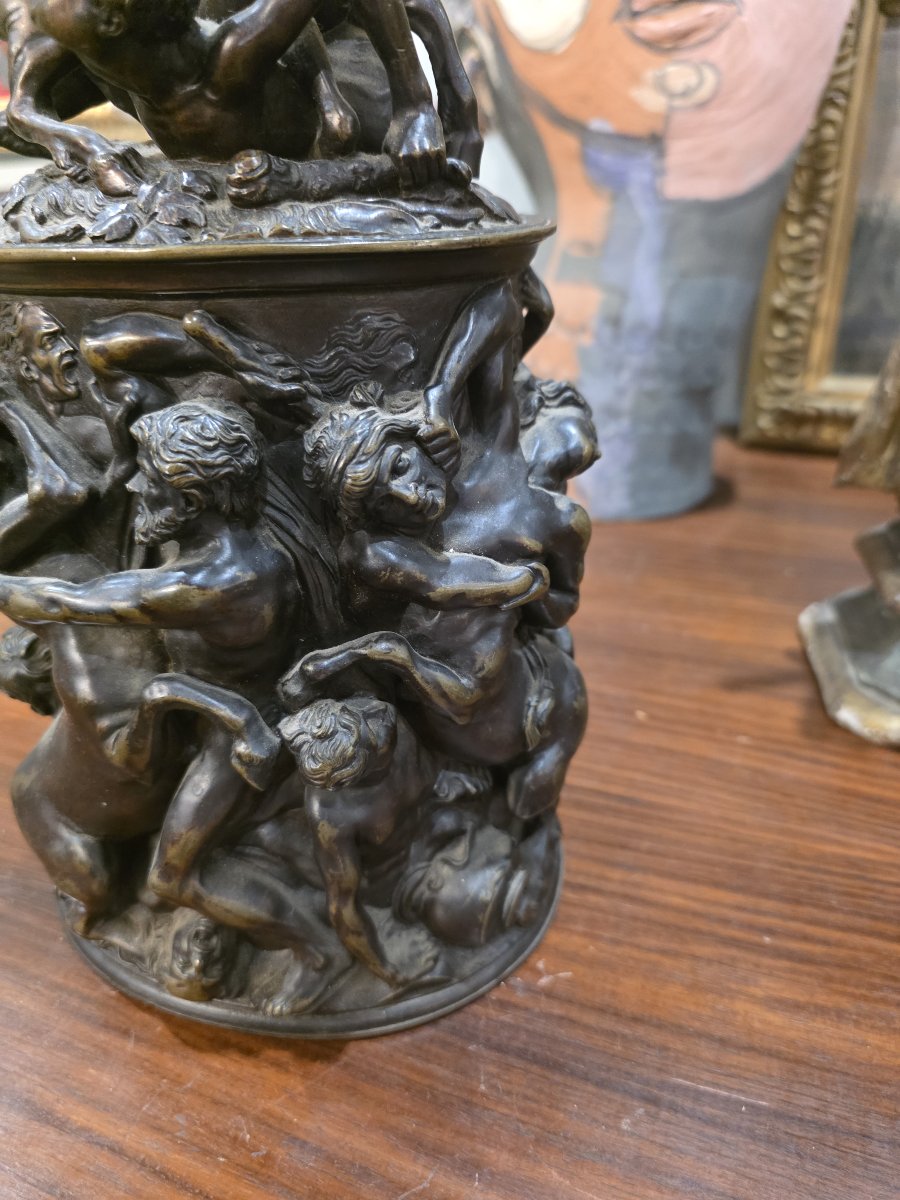 Interessante boccale in bronzo brunito a rilievo con Centauromachia – XIX secolo-photo-1