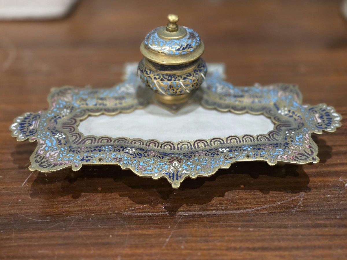 Raffinato Calamaio in Bronzo Dorato, Smalti Champlevé e Onice – Francia, Epoca Napoleone III