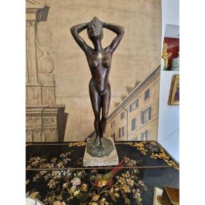 Statua in bronzo di donna. Prima metà del novecento art deco