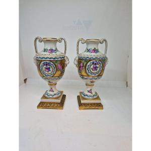 Coppia di piccoli vasi in porcellana di Dresda primi novecento