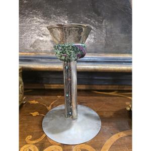 Calice in argento con inserti di corallo e lapislazuli.