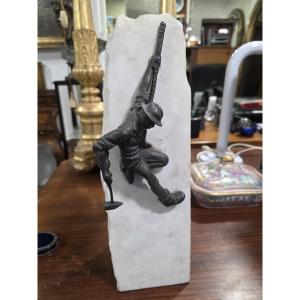 Bronzo scalatore con marmo. Epoca prima metà del novecento