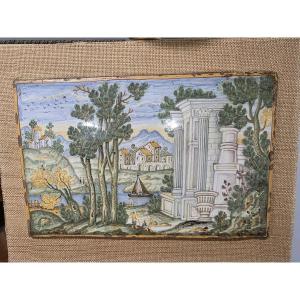 Pacca grande in maiolica di Castelli, XVIII secolo, decorate con rovine e personaggi.