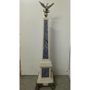 Obelisco in marmo bianco con sodalite, bronzi dorati e aquila argento