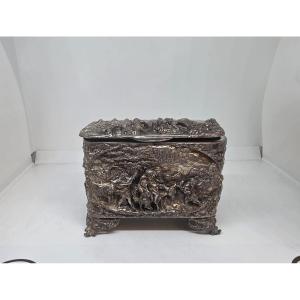 Portagioie in bronzo argentato del XIX secolo, decorato con scene di caccia e altro.