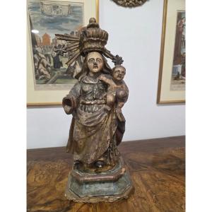 Scultura in legno dorato e dipinto raffigurante "Madonna col Bambino" Spagna fine seicento