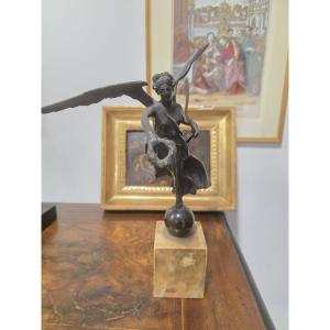 Scultura in bronzo "Vittoria Alata su globo", fine XIX Secolo - Marmo Giallo