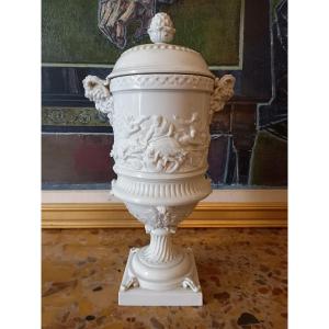 Neoclassical Covered Pot In Capodimonte Hard Porcelain With Hunting And Bacchanalian Scenes