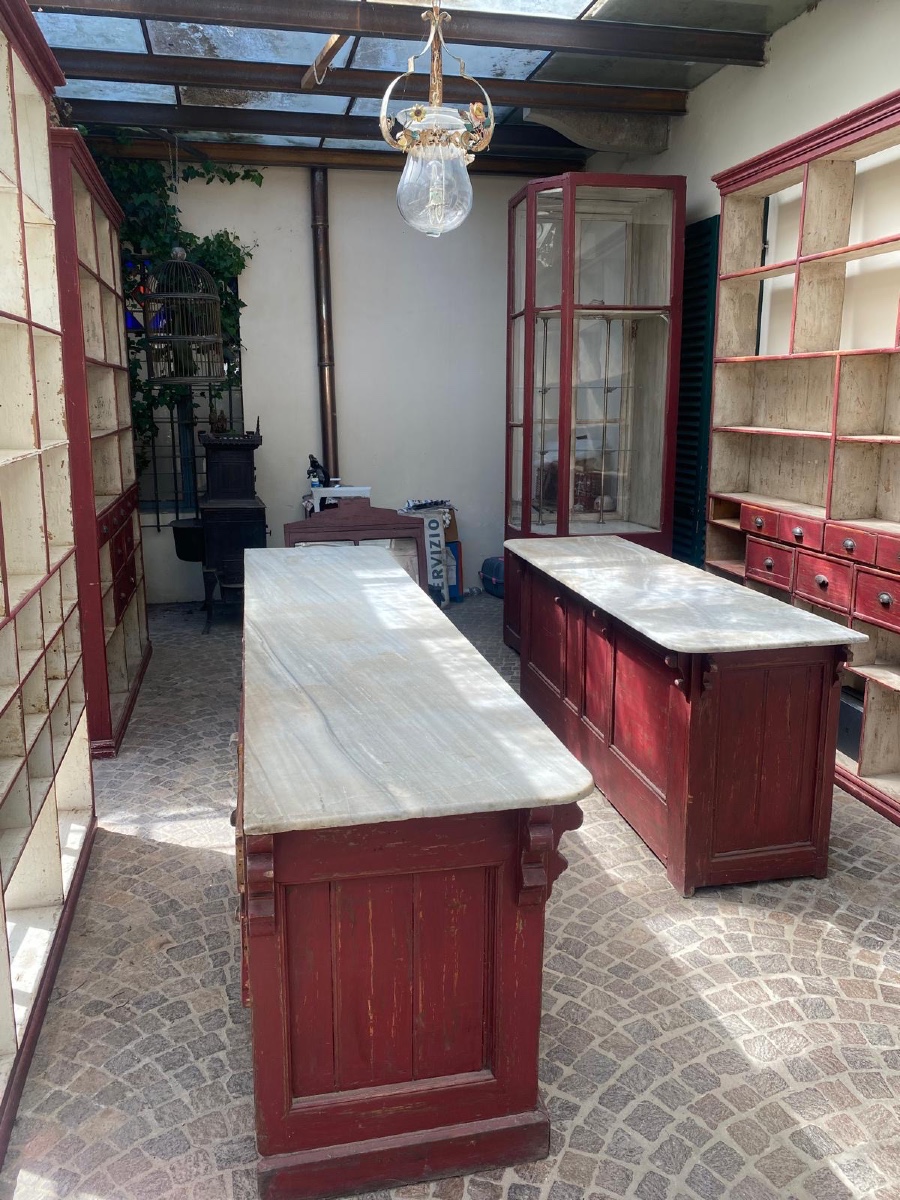 Ambiente di negozio storico italiano 