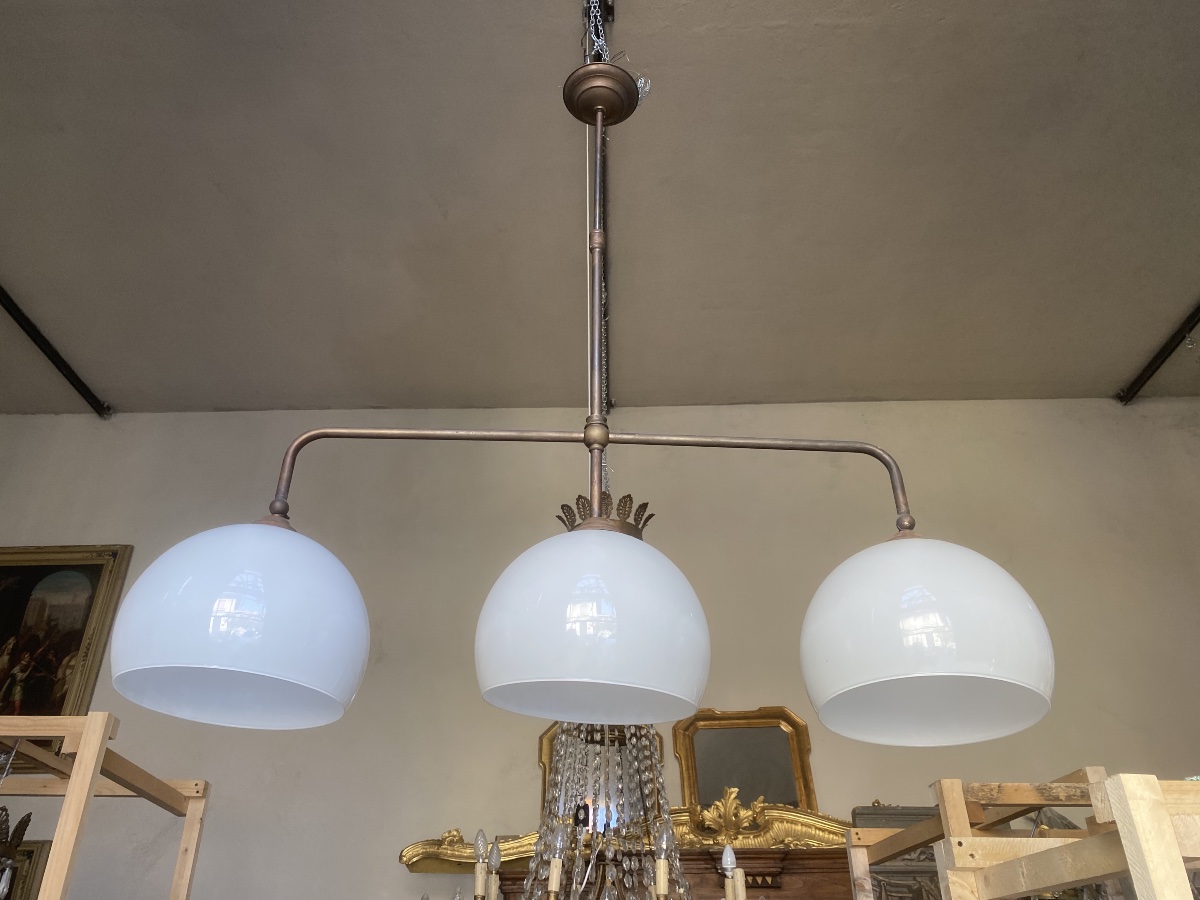Lampadario in ottone e vetro opalino