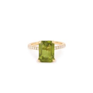 4.80 Carats Peridot Diamonds 18 Carats Yellow Gold Ring