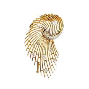 Retro 1.30 Carats Diamonds 18 Carat Yellow Gold Volute Brooch