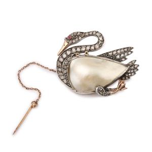 Antique Mother-of-pearl Diamonds 18 Carats White & Yellow Gold Swan Brooch
