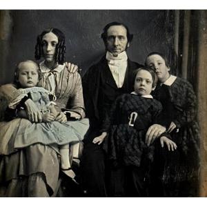 Daguerreotype Of A Union Case Family, Signed Kilburn, Period Photograph Circa 1850