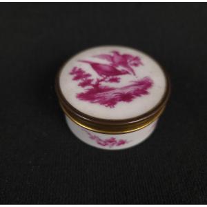 Small Porcelain Box Decorated In Shades Of Pink - 19th Century