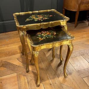 Nesting Coffee Tables With Floral Decor