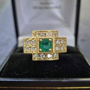 Yellow Gold Ring With Emerald And Diamonds