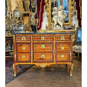 Louis XV-louis XVI Transitional Period Commode With Projecting Top