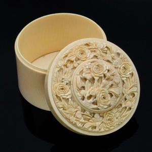 Box With Carved Lid Of Openwork Flowers And Foliage, Canton Work 19th Century