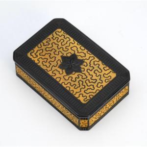 Tortoiseshell Snuffbox With Guilloche Pattern And Yellow Composition, Early 19th Century