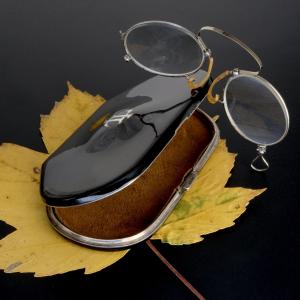 Art Deco Silver And Black Lacquer Glasses Case With Its Nose-glasses, 1920s