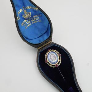 19th Century Wedgwood Double-sided Tie Pin In Gold And Silver In A Domed Case